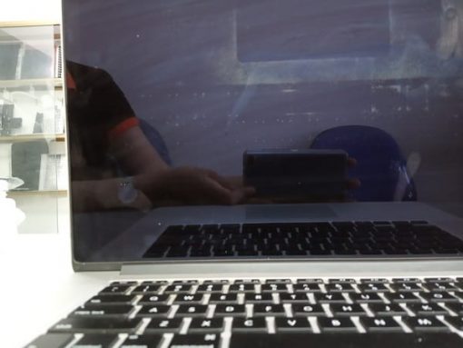 khac-phuc-macbook-retina-13-inch-2013-bong-lop-chong-loa