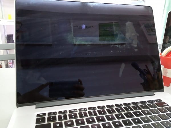 khac-phuc-macbook-retina-13-inch-2013-bong-lop-chong-loa