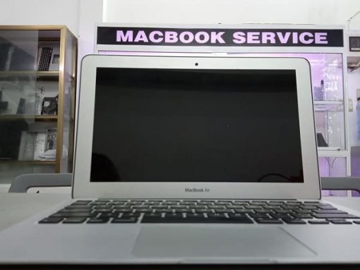 macbook-air-11-inch-2015-mat-nguon-va-su-that-dang-sau