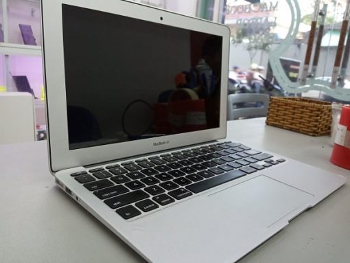 macbook-air-11-inch-2015-mat-nguon-va-su-that-dang-sau
