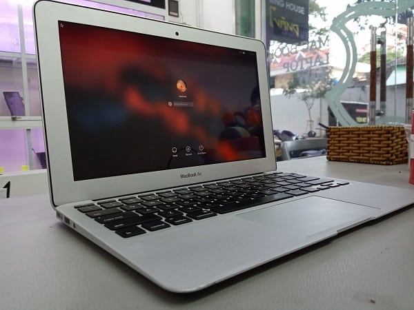 macbook-air-11-inch-2015-mat-nguon-va-su-that-dang-sau