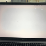 Lý do màn hình Macbook bị ám xanh và cách sửa chữa đơn giản